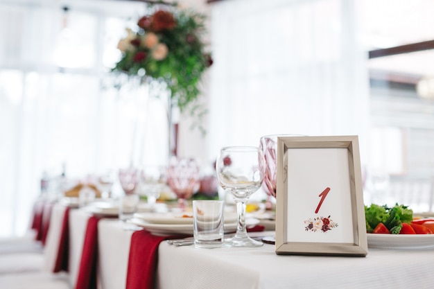 Decoración elegante para bodas en el restaurante.