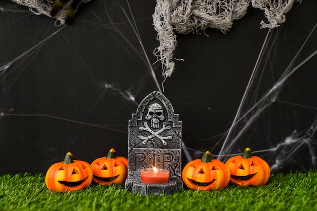 Foto gratuita decoración escalofriante de cementerio de halloween