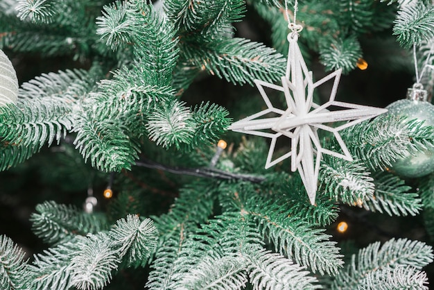 Decoración de estrella en árbol de navidad
