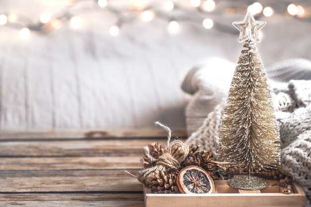 Decoración festiva de Navidad bodegón sobre fondo de madera, concepto de confort en el hogar y vacaciones