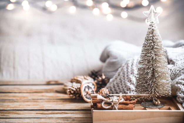 Decoración festiva de Navidad bodegón sobre fondo de madera, concepto de confort en el hogar y vacaciones