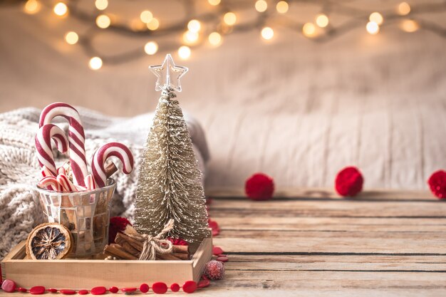 Decoración festiva de Navidad bodegón sobre fondo de madera, concepto de confort en el hogar y vacaciones