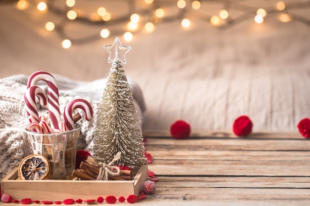 Decoración festiva de Navidad bodegón sobre fondo de madera, concepto de confort en el hogar y vacaciones