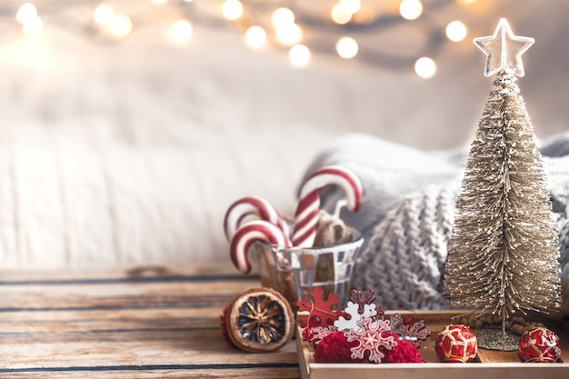 Decoración festiva de Navidad bodegón sobre fondo de madera