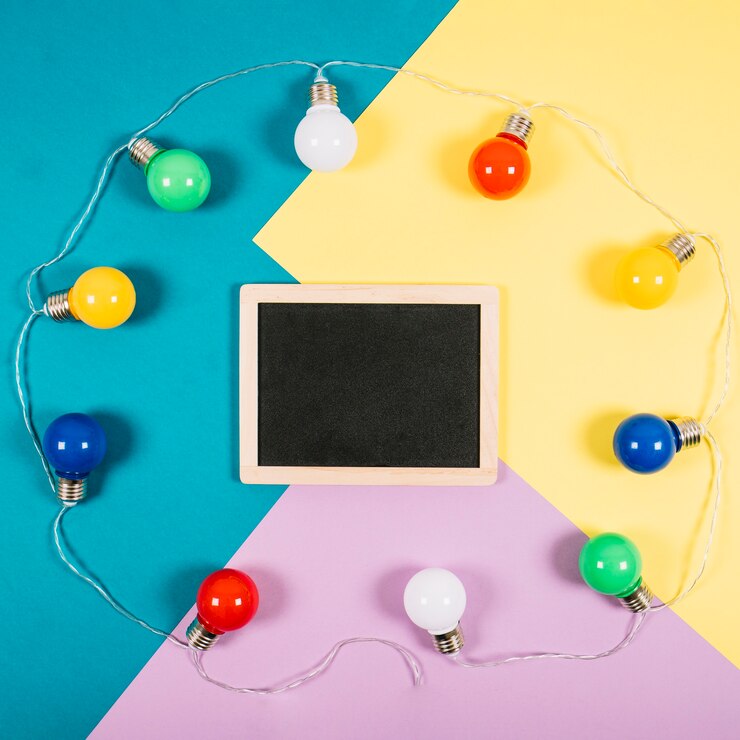 Foto gratuito decoración de fiesta con luces de cadena alrededor de pizarra