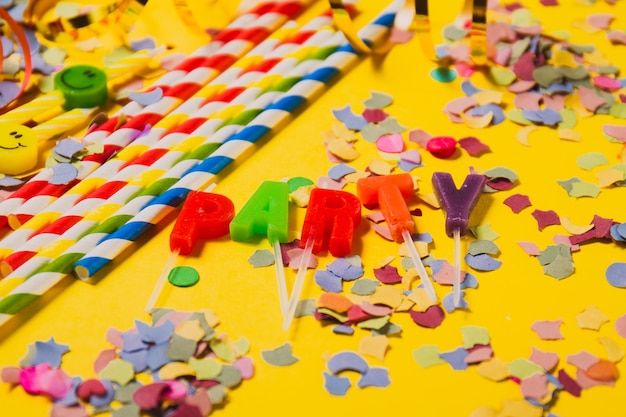 Decoración para una fiesta y la palabra "party" clavada en palillos de madera