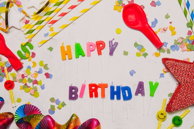 Decoración de fiesta con las palabras "happy birthday"