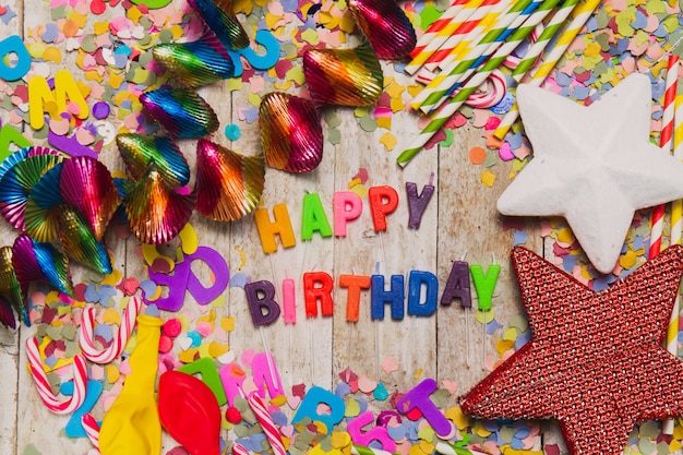 Decoración de fiesta con las palabras "happy birthday"
