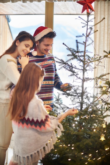 Foto gratuita decoración final del árbol de navidad