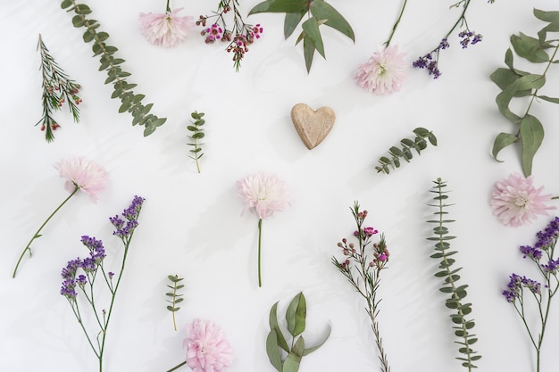 Decoración floral con corazón sobre fondo blanco