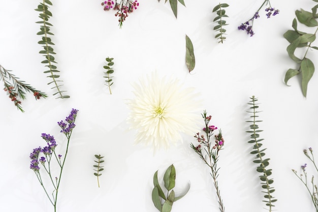 Decoración floral con flor blanca