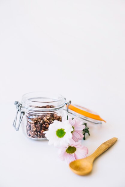 Decoración floral con nueces y cuchara