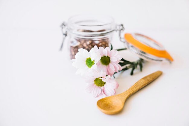 Decoración floral con nueces en vaso