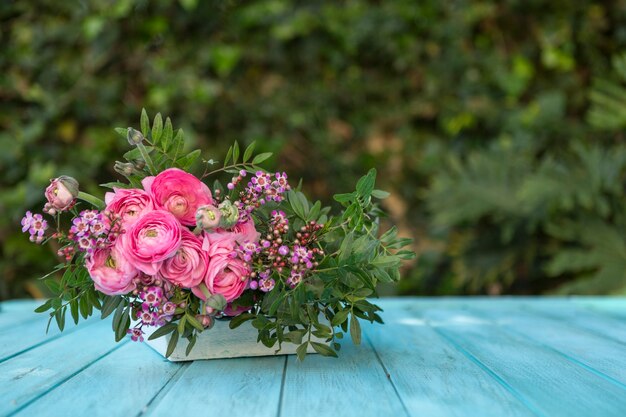 Decoración floral sobre superficie de madera