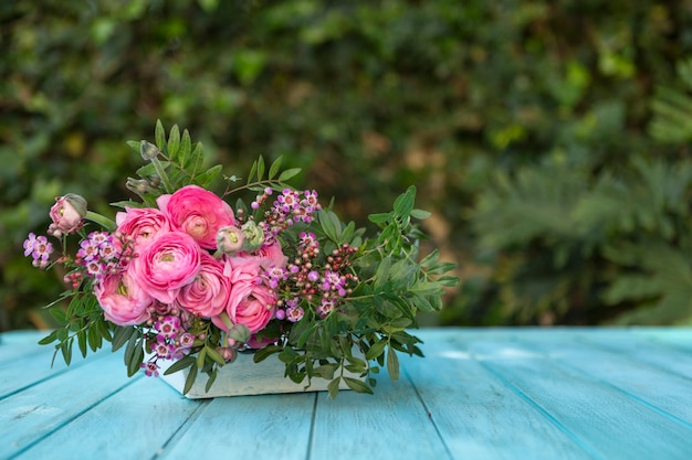 Decoración floral sobre superficie de madera