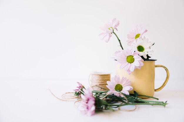 Decoración de flores con espacio a la izquierda