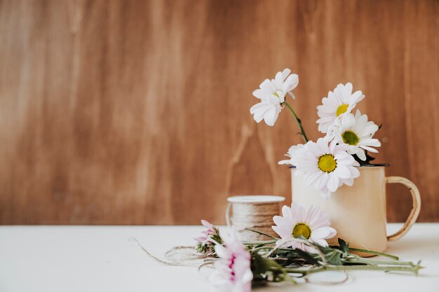 Decoración de flores con espacio a la izquierda