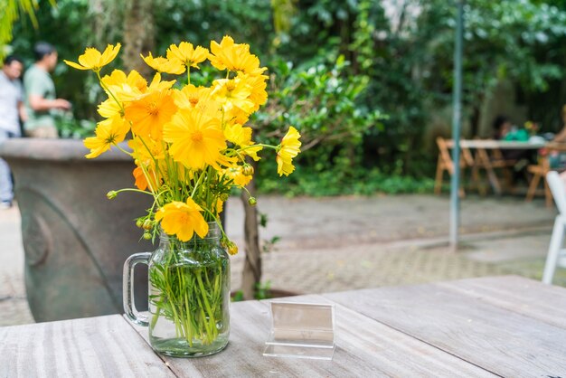 decoración de flores en la mesa de comedor