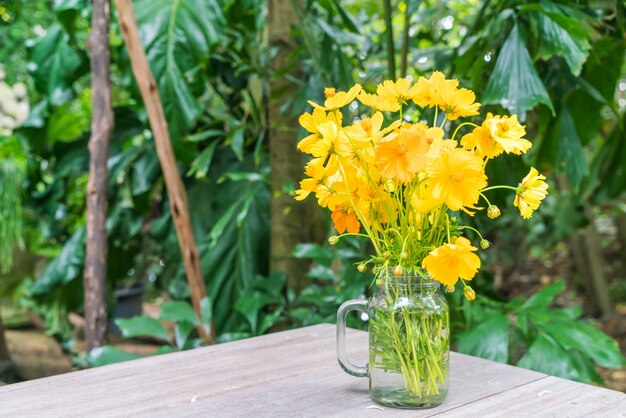 decoración de flores en la mesa de comedor