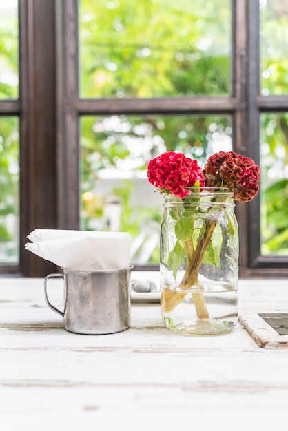 Decoración de flores rojas en la mesa