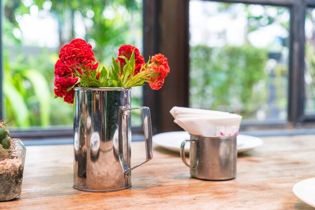 Decoración de flores rojas en la mesa