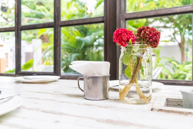 Decoración de flores rojas en la mesa