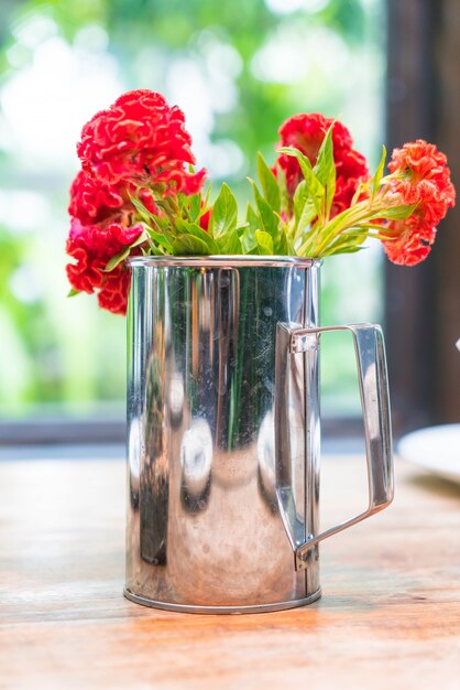 Decoración de flores rojas en la mesa