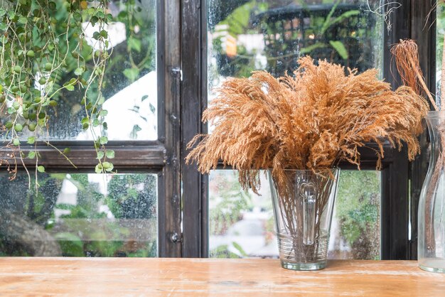 Decoración de flores secas en la mesa