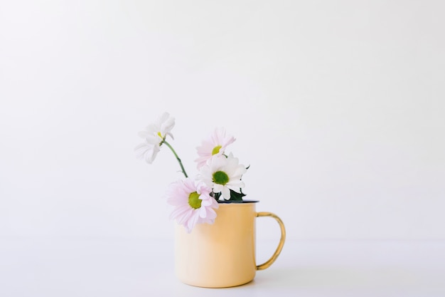 Foto gratuita decoración de flores y taza