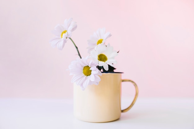 Decoración de flores en taza