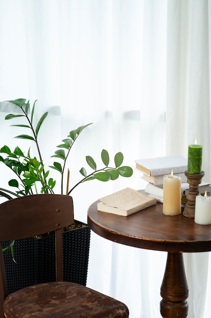 Decoración de la habitación con plantas en macetas y velas en la mesa de madera.
