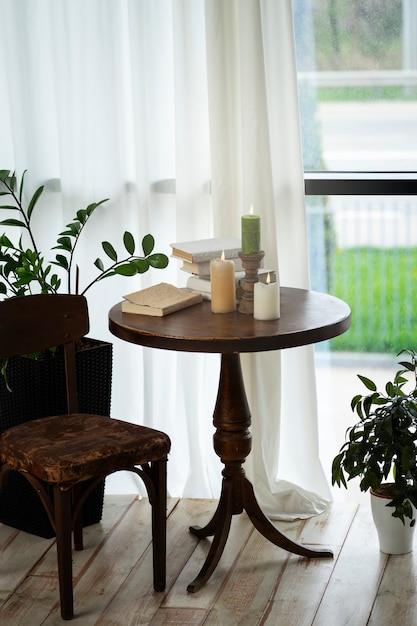 Decoración de la habitación con plantas en macetas y velas en la mesa de madera.