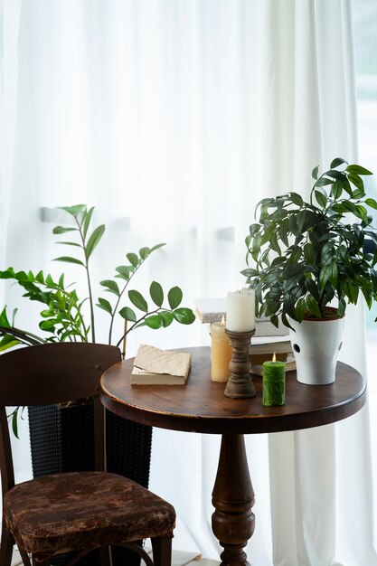 Decoración de la habitación con plantas en macetas y velas en la mesa de madera.