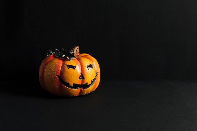 Foto gratuita decoración de halloween con calabaza espantosa