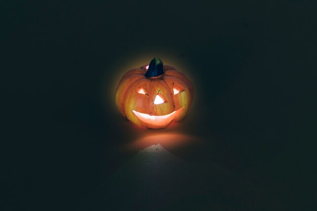 Decoración de halloween con calabaza iluminada
