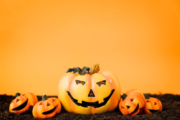 Foto gratuita decoración de halloween con calabazas