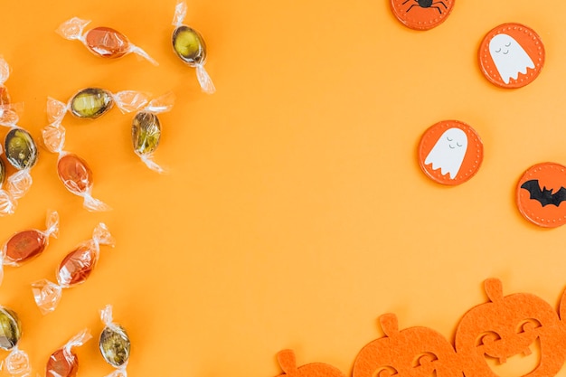 Foto gratuita decoración de halloween con caramelos dulces y una guirnalda de calabaza