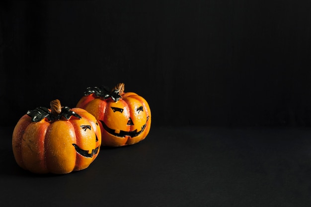 Decoración de halloween con dos calabazas