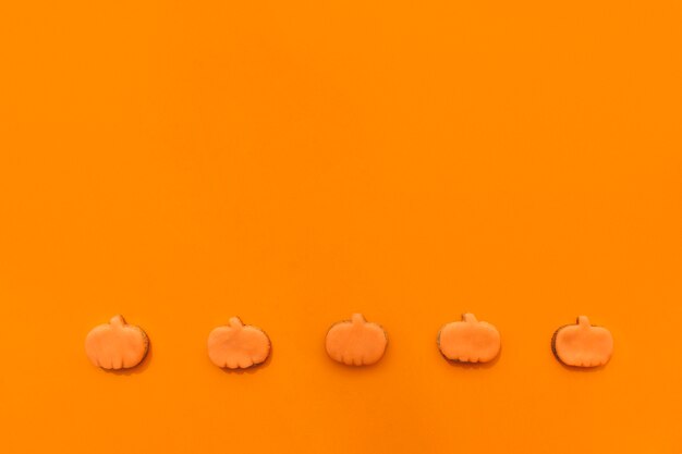 Decoración de halloween con galletas de calabazas