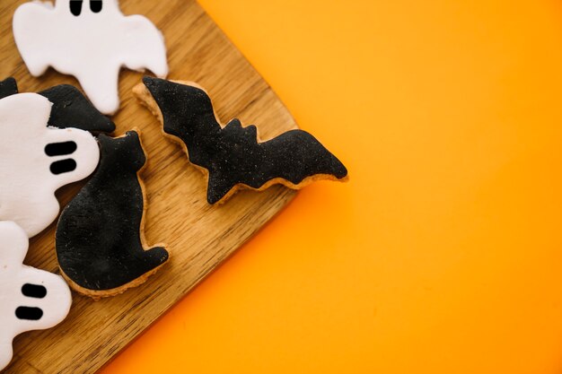 Decoración de halloween con galletas de murciélago