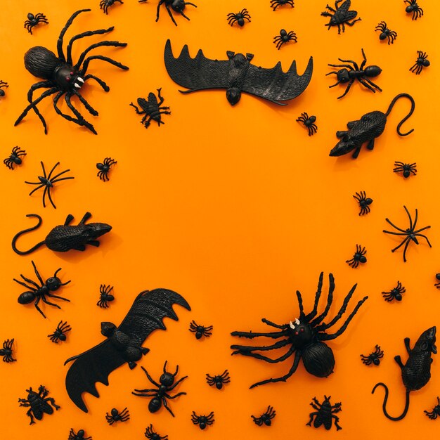 Decoración de halloween con insectos y espacio circular