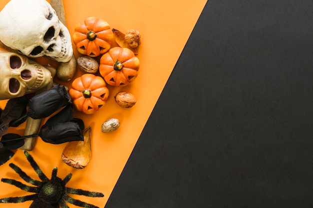 Decoración de halloween con rosas negras y cráneos