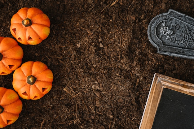 Foto gratuita decoración de halloween en tierra