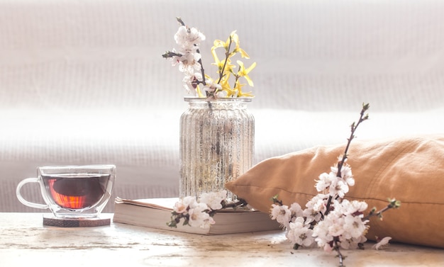 Foto gratuita decoración del hogar en la sala de estar taza de té con flores de primavera