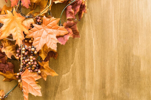 Foto gratuita decoración de hojas de otoño con espacio