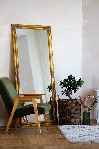 Decoración interior con espejo y planta en maceta.