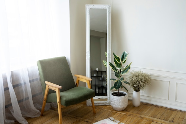 Decoración interior con espejo y planta en maceta.