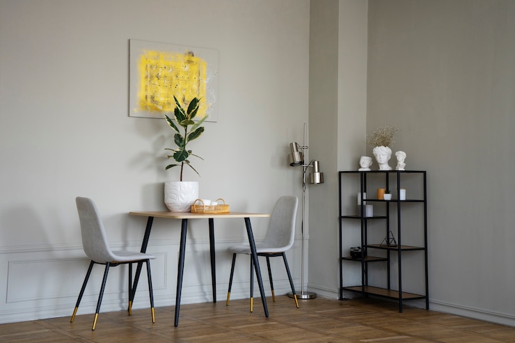 Foto gratuito decoración interior con maceta y mesa.