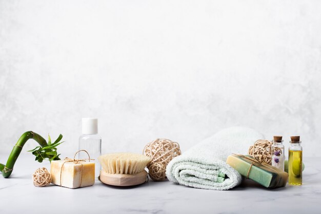 Decoración con jabón y aceites para baño.