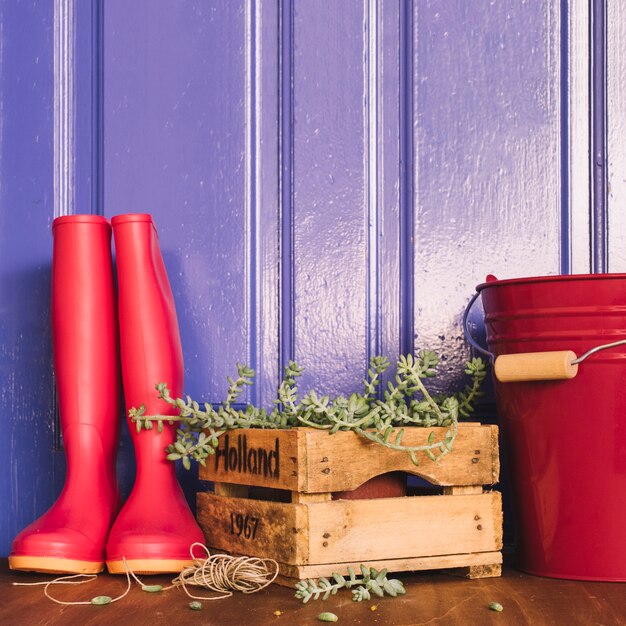 Decoración de jardinería con botas de agua y cubo